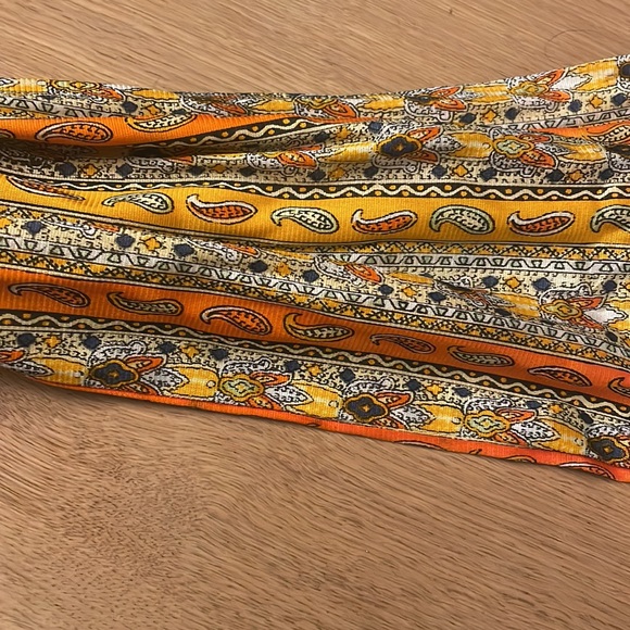 UNIQUE SCARF - Picture 2 of 3